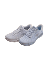 Baskets Skechers blanches à maille respirante avec semelle épaisse amortissante pour le sport et la marche.