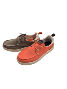 Chaussures Redskins en toile, modèles gris olive et corail, style mocassin décontracté avec lacets décoratifs.