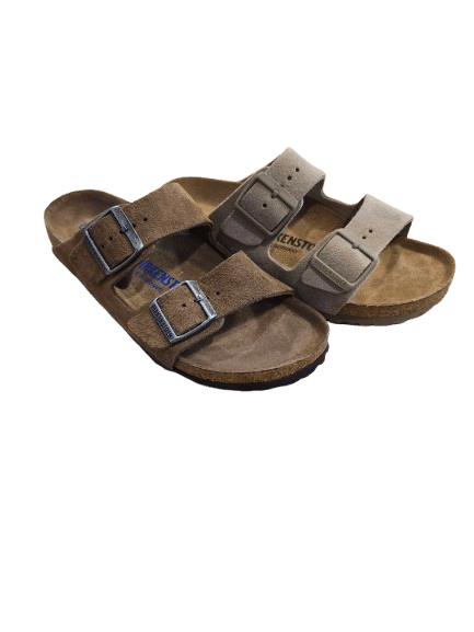 Sandales Birkenstock Arizona en daim marron et taupe avec boucles métalliques.