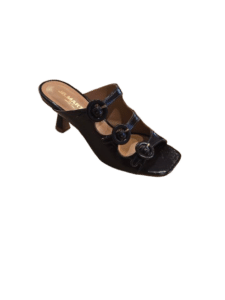 Mules noires vernies J.B. MARTIN à trois brides avec boucles circulaires et talon évasé.
