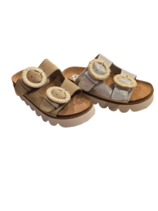 Sandales à plateforme beige et argentées avec grosses boucles tressées et semelles crantées blanches.